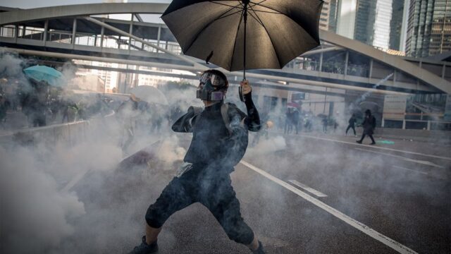 Китай ограничил ввоз в Гонконг черной одежды, которую носят участники протестов
