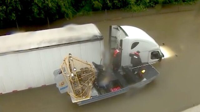 В Хьюстоне съемочная группа спасла водителя затопленного грузовика