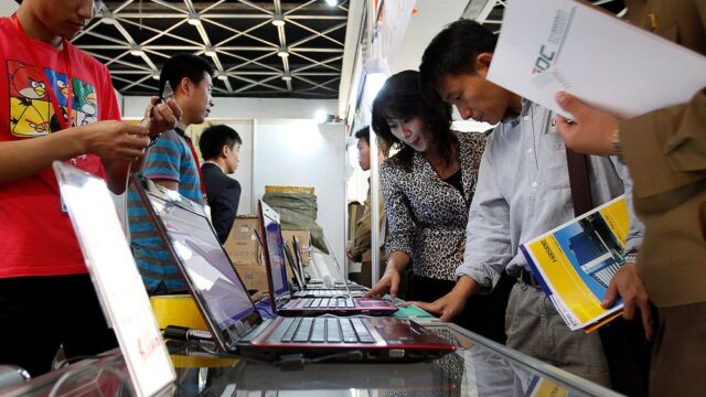 США временно отложили введение пошлин на китайские телефоны и ноутбуки