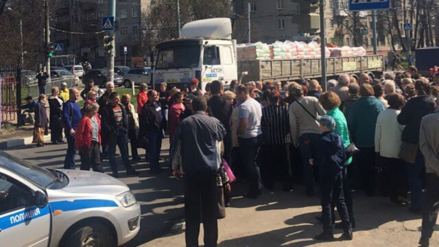 В Нижнем Новгороде жители перекрыли дорогу грузовиком после повышения платы за ЖКХ