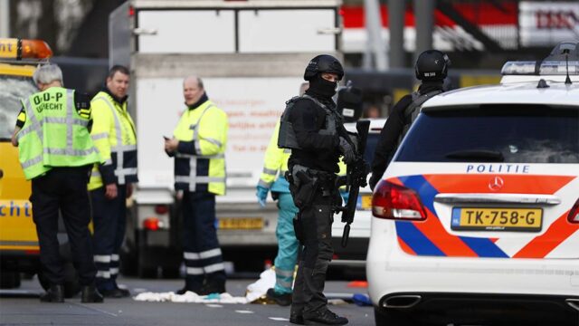 В голландском городе Утрехте три человека погибли при стрельбе в трамвае