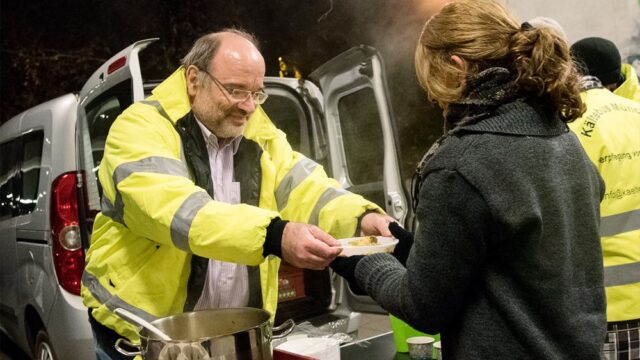 «Автобус от холода», мобильное приложение и VIP-бытовки: как в Германии помогают бездомным