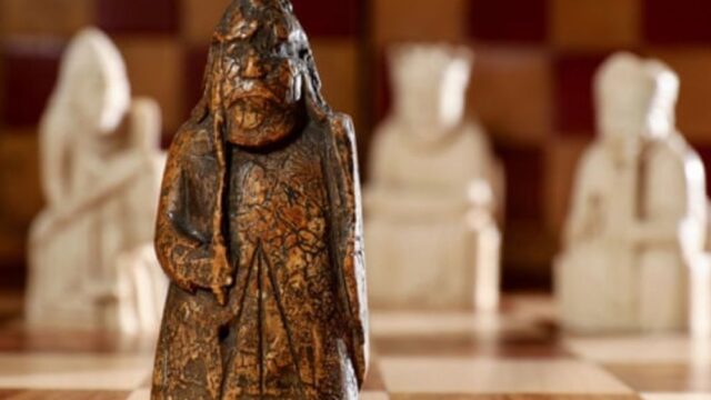 Семья в Шотландии нашла в комоде шахматную фигуру, которую оценили в £1 млн