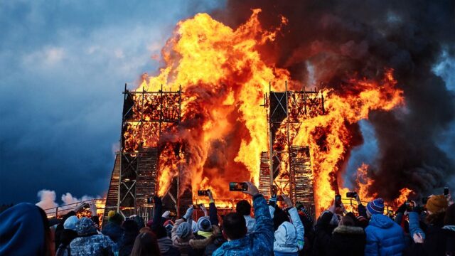 В «Никола-Ленивце» на Масленицу сожгли гигантский мост: фоторепортаж