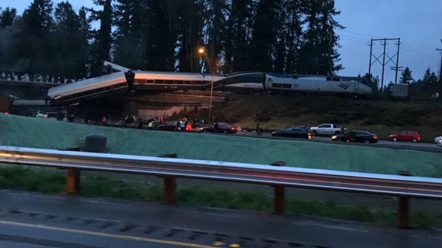 В штате Вашингтон поезд упал на оживленную магистраль