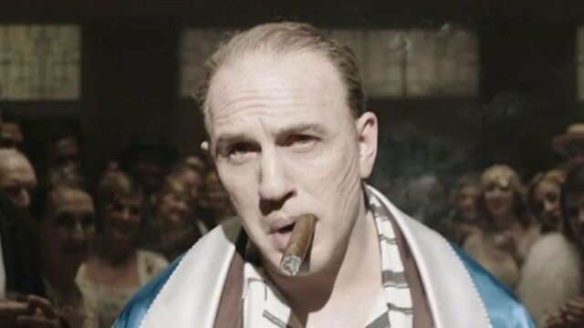 Том Харди плавает в бассейне с крокодилом в первом трейлере драмы «Капоне» про знаменитого гангстера