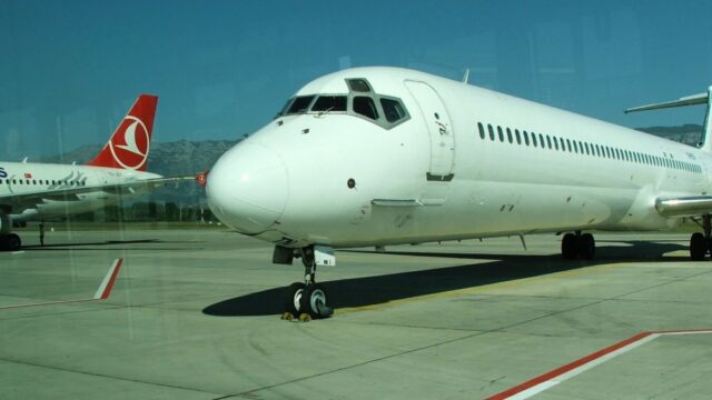 В аэропорту в столице Албании вооруженные люди напали на австрийский самолет