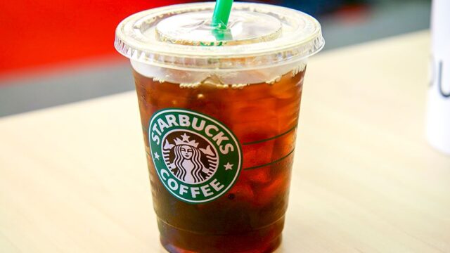 «Би-би-си»: в напитках со льдом в британских Starbucks и Costa Coffee оказались фекальные бактерии
