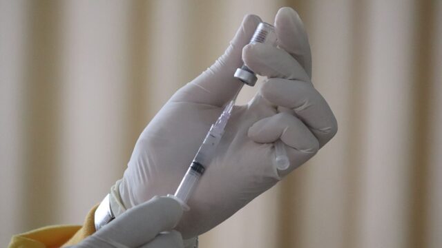 Почему некоторые врачи выступают против вакцинации от COVID-19