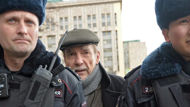 Лев Пономарев требует через суд отменить его статус «иностранного агента»