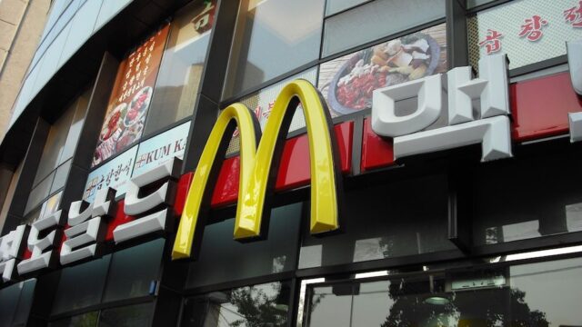 После жалоб на некачественную еду следователи пришли в офис McDonald’s в Сеуле