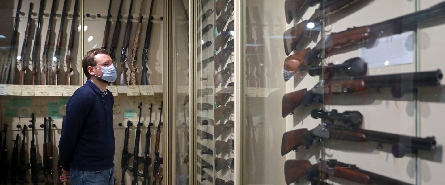 Госдума приняла закон о запрете покупать оружие до 21 года