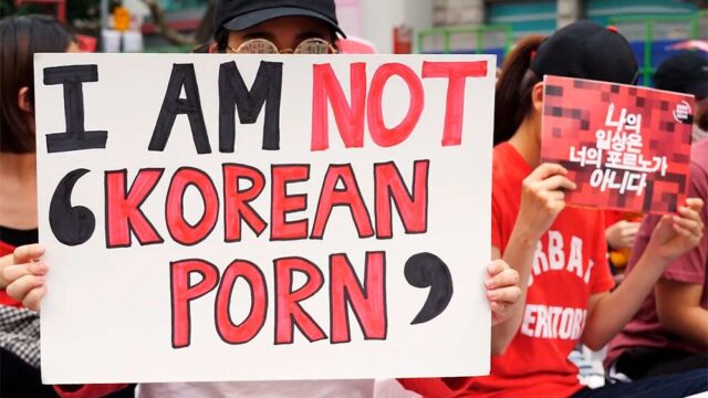 Десятки тысяч женщин вышли на улицы Сеула против гендерного неравенства