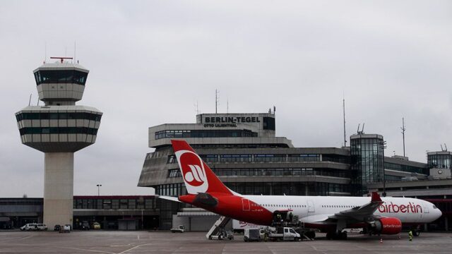 В аэропорту Берлина полицейский случайно выстрелил в «рукав» самолета