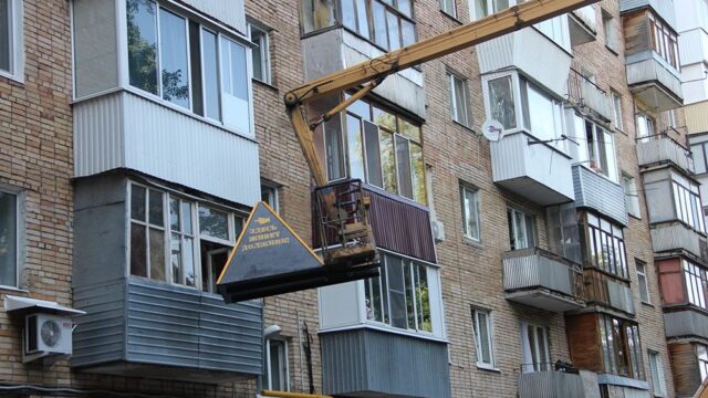 Самарские коммунальщики повесили перед окном должника пирамиду с напоминанием