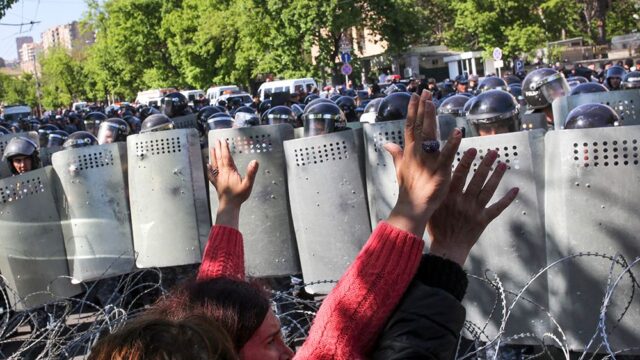 В Ереване полиция задержала больше 60 протестующих
