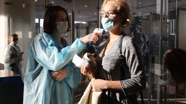 Число заражений коронавирусом в России превысило 900 тысяч