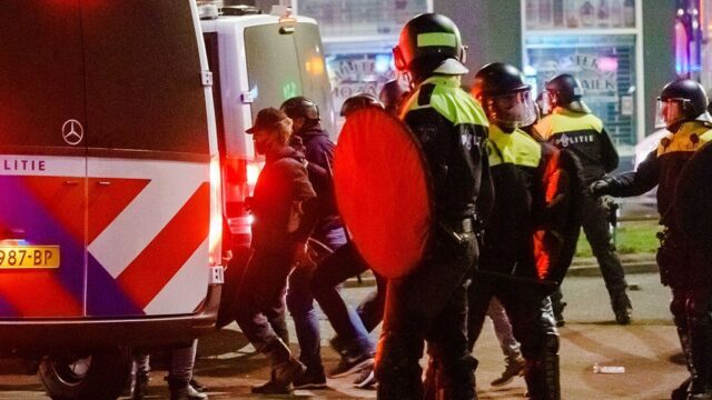В Нидерландах задержали 150 человек в третий вечер массовых беспорядков
