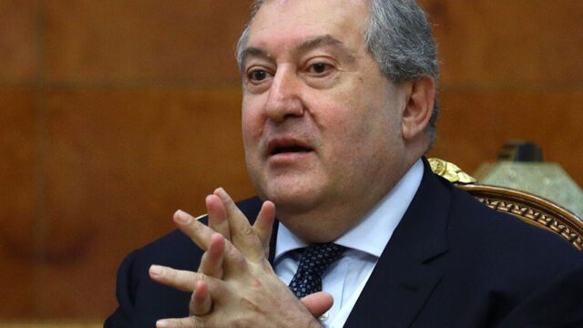 Президент Армении не согласен с увольнением главы Генштаба