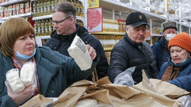 Не больше десяти в одни руки. Российские магазины вводят лимиты на отпуск продуктов