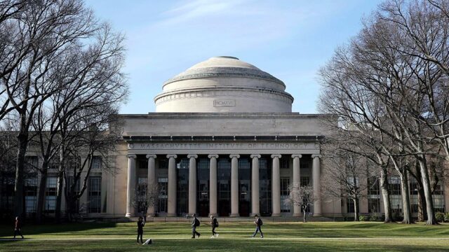 Гарвард и MIT подали в суд на власти США из-за решения по иностранным студентам