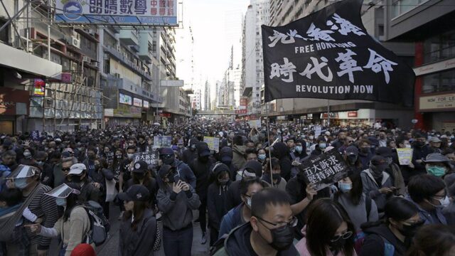 Полиция Гонконга арестовала $9 миллионов, которые собрали для протестующих