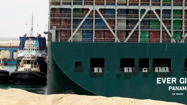Bloomberg: суда изменили маршруты из-за блокировки Суэцкого канала
