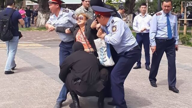 В Казахстане полиция задержала десятки людей, которые вышли на антиправительственные митинги