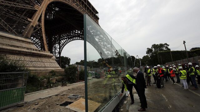 Эйфелеву башню оградят пуленепробиваемым стеклом для защиты от террористов