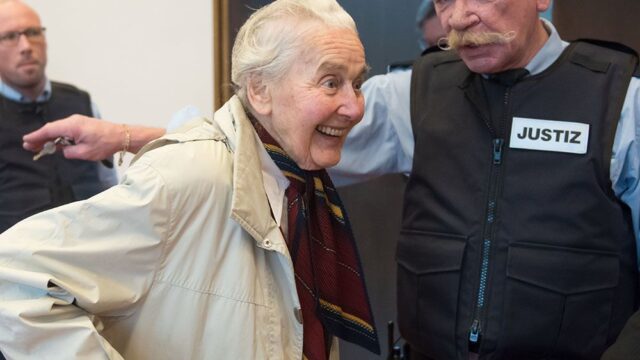 В Германии арестовали 89-летнюю женщину, которая отказалась садиться в тюрьму за отрицание Холокоста