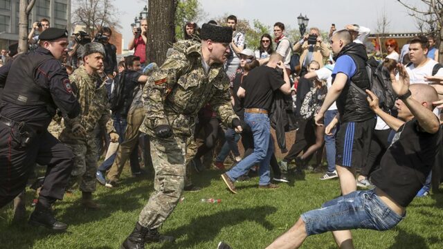Участник драки с протестующими в центре Москвы: казакам пришлось «защищать себя и дать сдачи»
