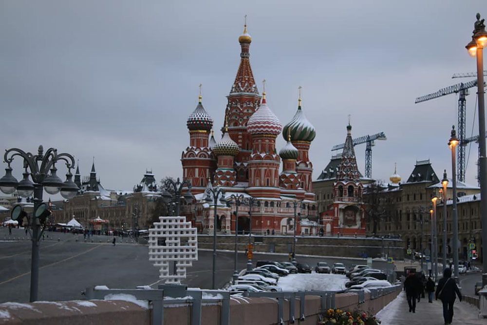 В Москве на месте убийства Бориса Немцова художник установил работу «Крик»