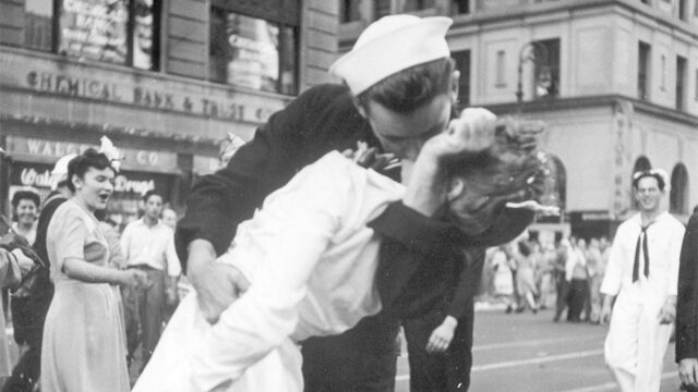 Умер моряк с фотографии, которую сделали на Таймс-сквер в день капитуляции Японии