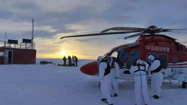 Заболевшего австралийца эвакуировали из Антарктиды с помощью трех стран, ледокола, вертолета и двух самолетов