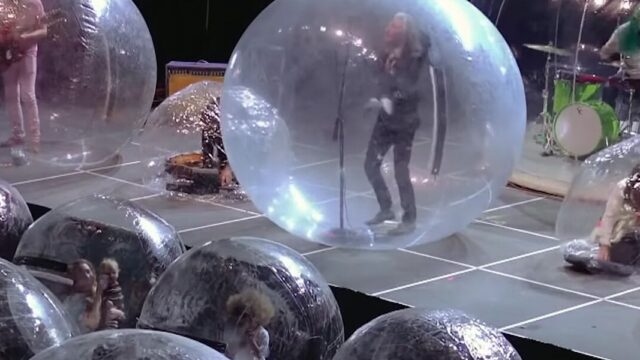 Группа Flaming Lips дала «первые в мире» концерты, где все были в защитных пузырях