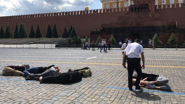 На Красной площади задержали активистов, которые выложили телами «2036»