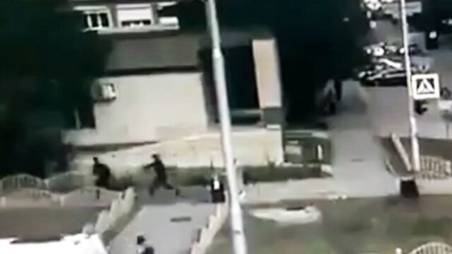 Появилось видео убийства человека, который напал на прохожих в Сургуте