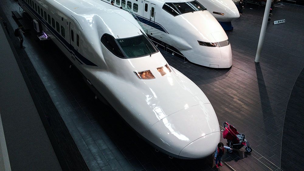 Японская компания отказалась от учений, на которых ее сотрудников заставляли сидеть рядом со скоростными поездами