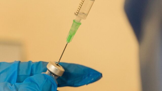 В Германии завели дело на врача за эксперименты с вакциной от COVID-19