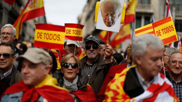 В Барселоне тысячи людей вышли на митинг против отделения Каталонии от Испании