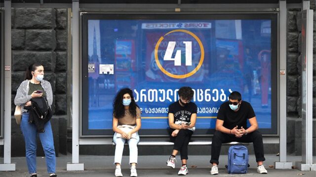 Жителей Грузии обязали носить защитные маски на улице
