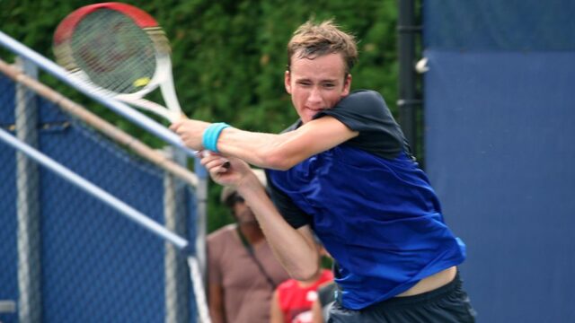 Российского теннисиста оштрафовали за то, что он кинул монеты в сторону судьи «Уимблдона»