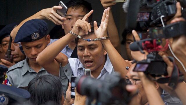 Суд в Мьянме дал журналистам Reuters по семь лет лишения свободы