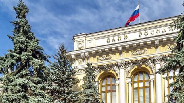 Банк России поднял ключевую ставку. Доллар опустился ниже 75 рублей