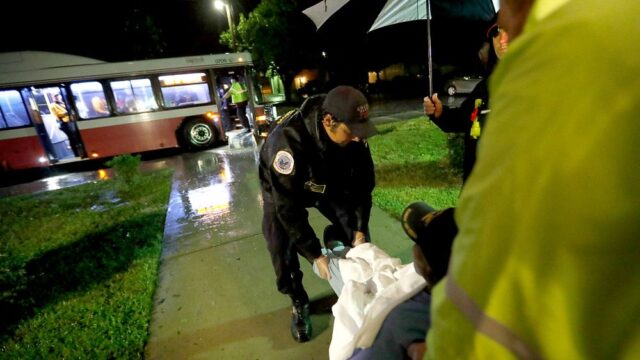 В Южной Каролине две женщины утонули в полицейской машине, когда их перевозили во время наводнения