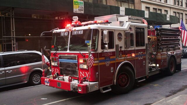 В Нью-Йорке спасли женщину, которая провела три дня в застрявшем лифте