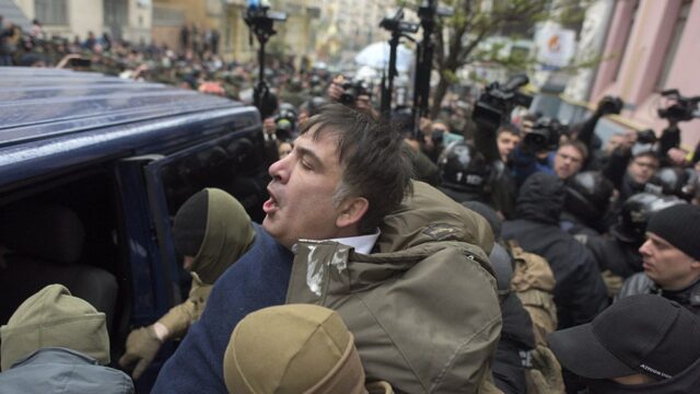 В Киеве против сторонников Саакашвили применили слезоточивый газ