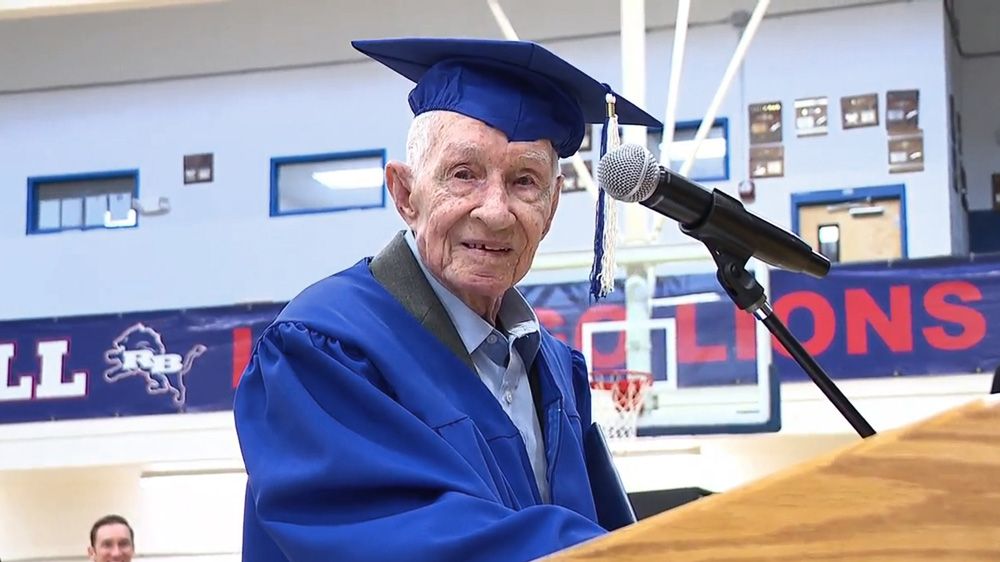 В Теннесси 93-летнему ветерану вручили диплом об окончании школы, из которой он ушел на войну