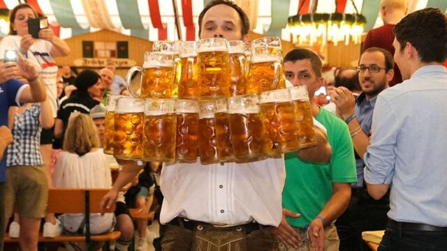 Официант из Германии установил новый мировой рекорд по числу пивных кружек в руках