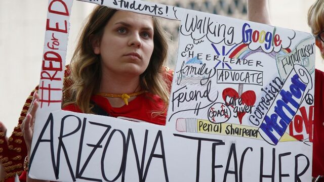 Учителям в Аризоне повысили зарплату после массовых забастовок